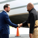 Prins Ata ønsket Kronprinsen velkommen til Tonga. Foto: Karen Setten / NTB scanpix
